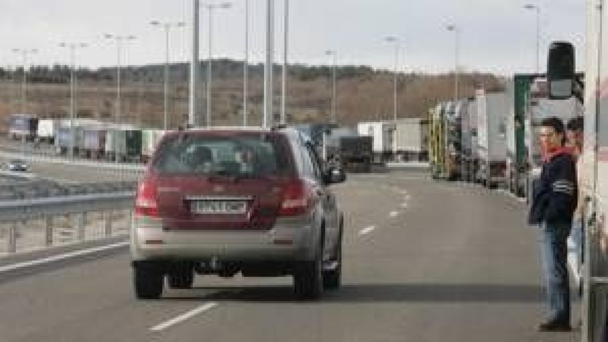 Los camiones tuvieron que parar durante horas, mientras los coches sufrieron cortes intermitentes