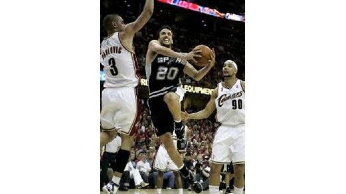 Ginobili avanza hacia la canasta ante Pavlovic y Gooden