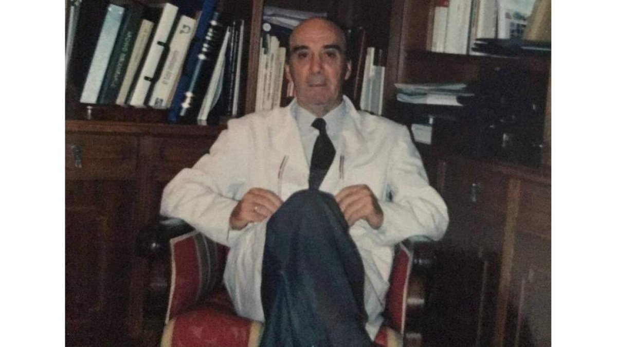 Felipe Santos Toribio en su consulta. DL