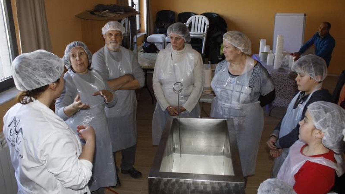 Los participantes en uno de los talleres de quesos de la empresa Equnaturocio. CAMPOS