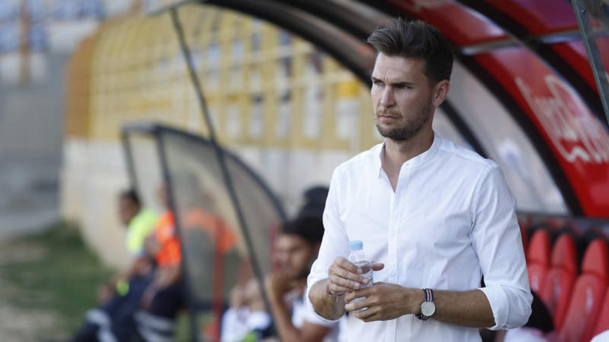 Víctor Cea cumple sus misiones técnicas en la selección sub-19 de Catar tras su etapa como entrenador de la Cultural. FERNANDO OTERO