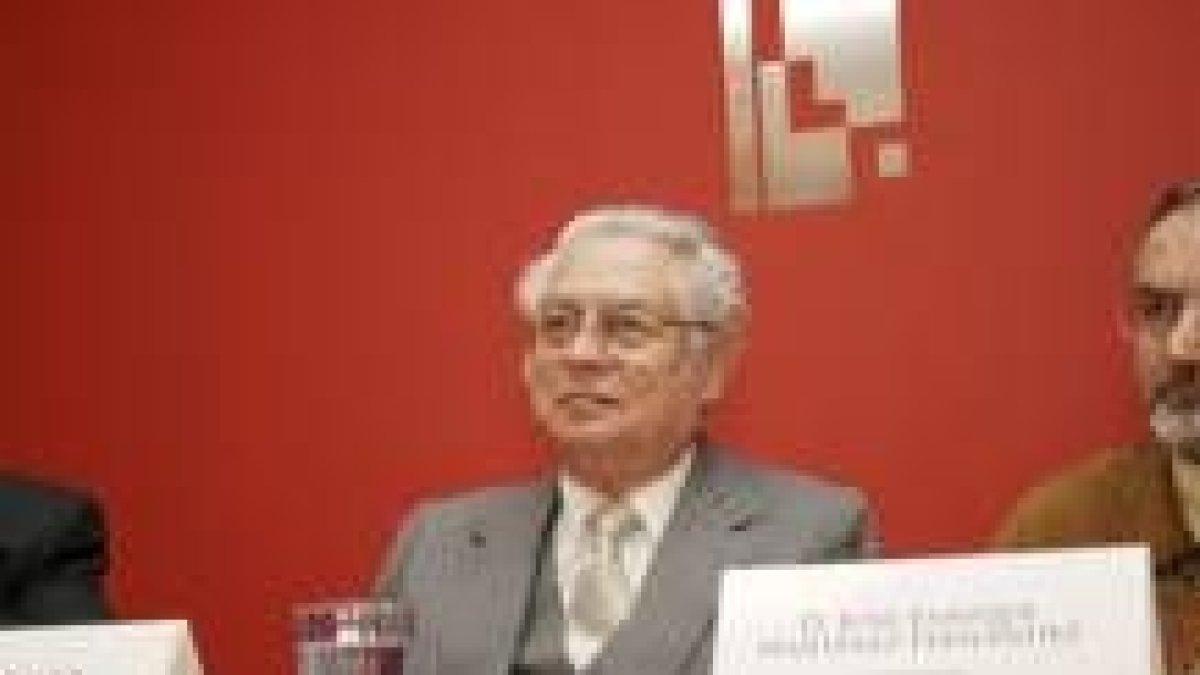 El poeta leonés Eugenio de Nora, en una imagen de archivo