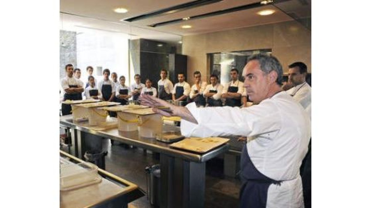 Ferran Adrià junto a su equipo de El Bulli.