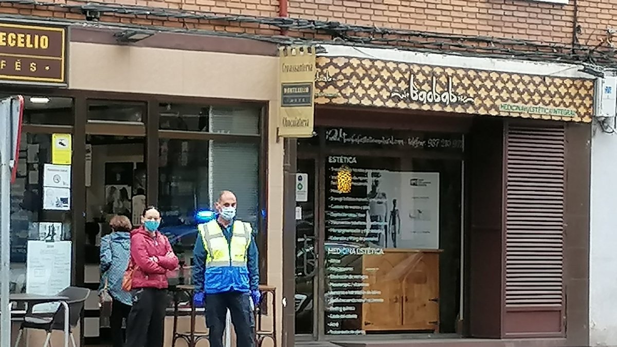 El motorista, en el suelo, tras sufrir la caída. DL
