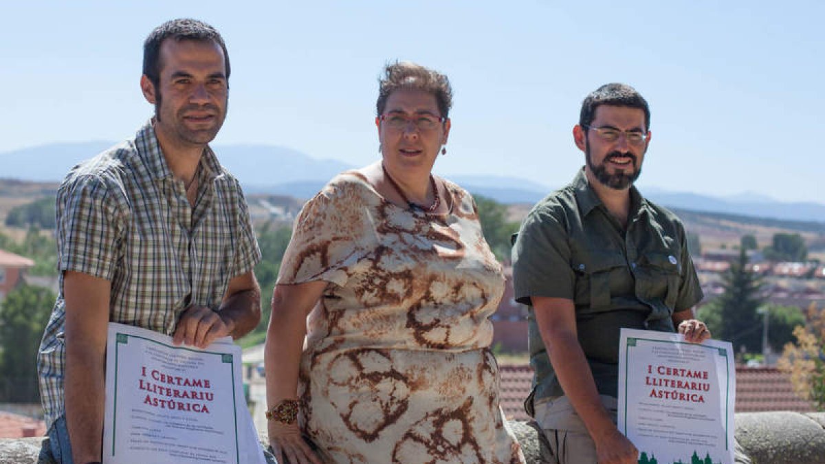 Abel Aparicio y Ricardo Chao flanquean a Mercedes Rojo, concejala astorgana de Cultura.
