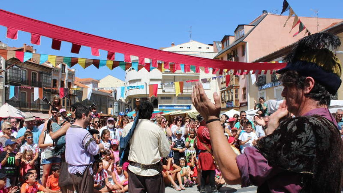 El mundo medieval invadirá el centro de la ciudad desde el jueves, una cita que este año se traslada a la calle Astorga, y que cogerá el relevo de la Feria de Alfarería. El Art Aero Rap prepara sus sprays para dejar su firma en las alturas y los motores e
