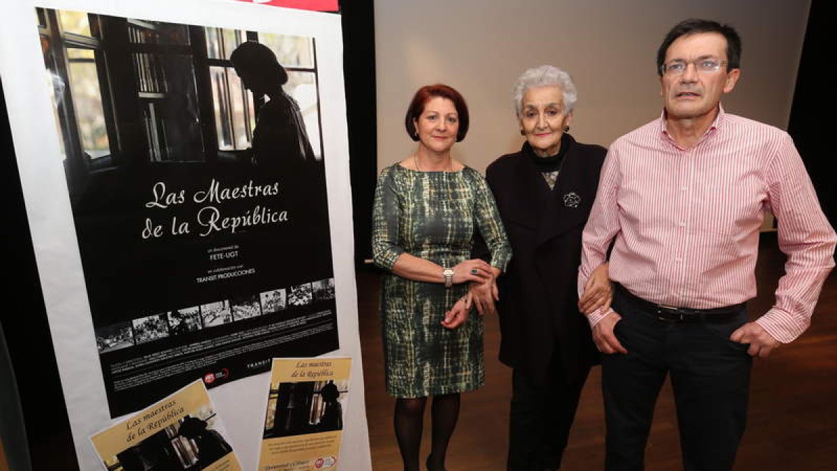 Una de las protagonistas del documental, Hilda Farfante (en el centro), ayer en Ponferrada.