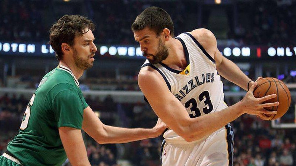 Marc Gasol trata de avanzar con el balón ante su hermano Pau, en el partido que ha enfrentado a los Grizzlies y los Bulls en Chicago