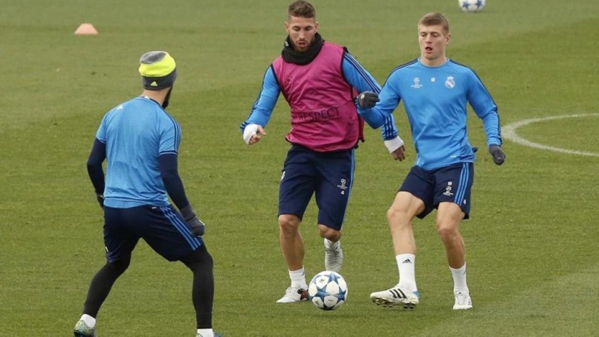 Kroos, junto a Ramos e Isco en un entrenamiento del Madrid.