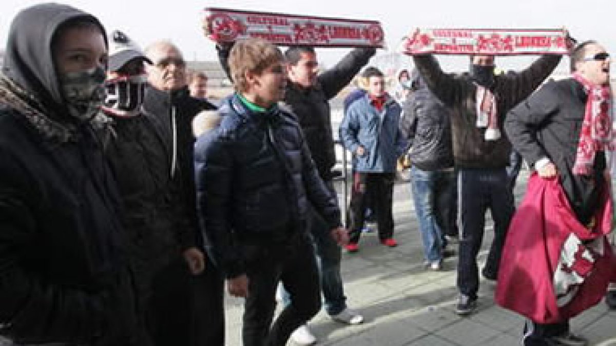 Peñistas se manifiestan en los aledaños del estadio.