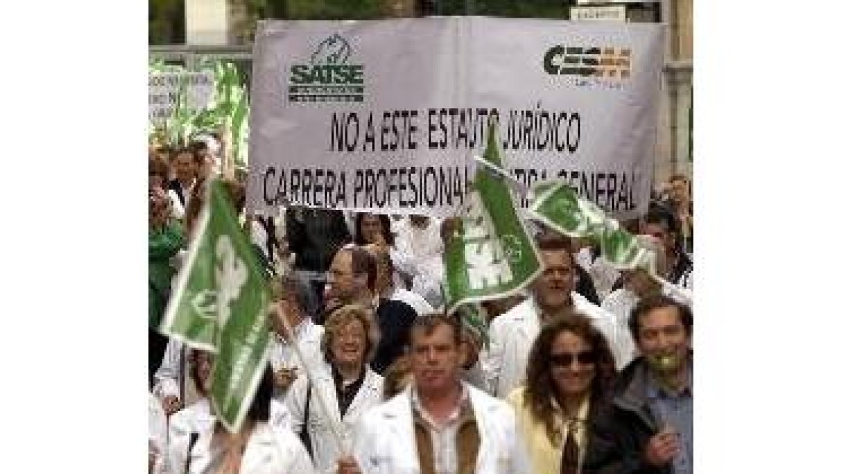 Más de 200 sanitarios leoneses se manifestaron en Valladolid