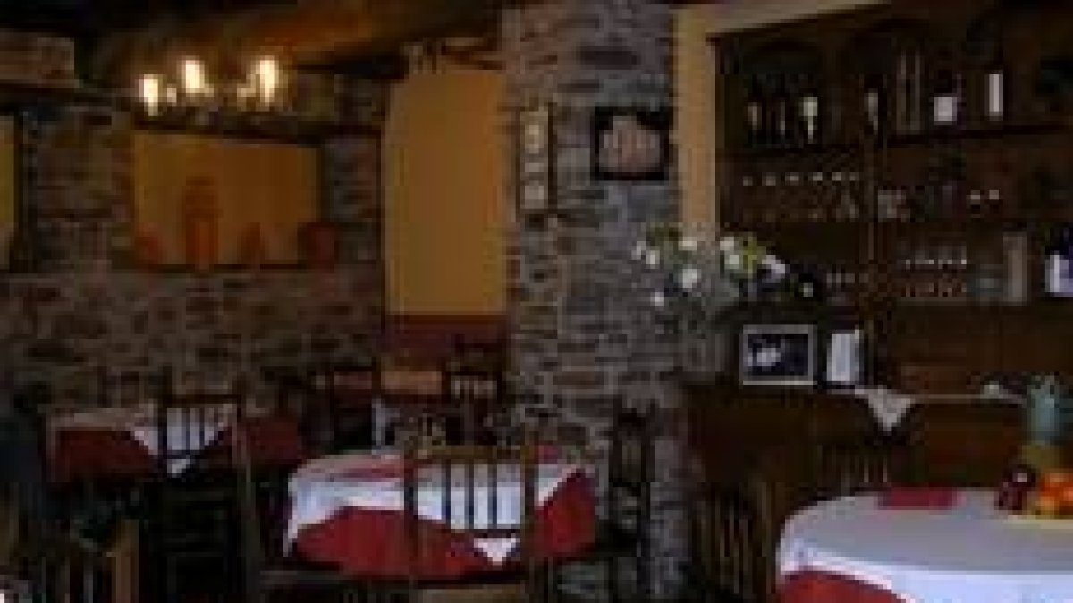 la decoración originaria en piedra de las antiguas casas de Cacabelos
