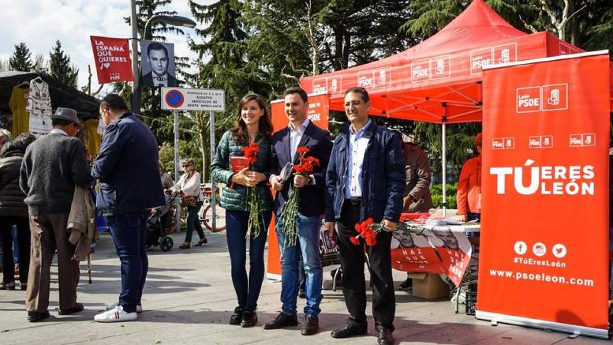 Andrea Fernández, Javier Alfonso Cendón y Salvador Vidal, ante la caseta del PSOE en el rastro. DL