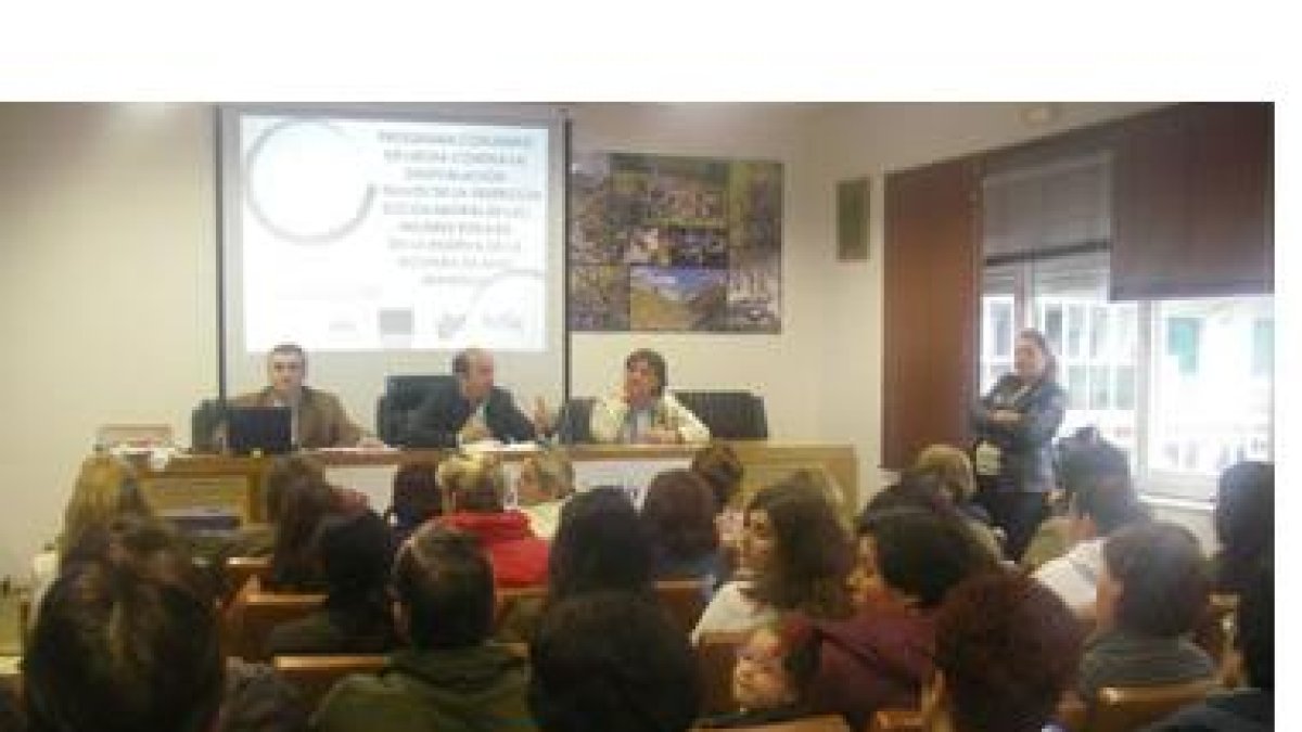 La casa de la cultura de Ciñera de Gordón se llenó de gente en la presentación.