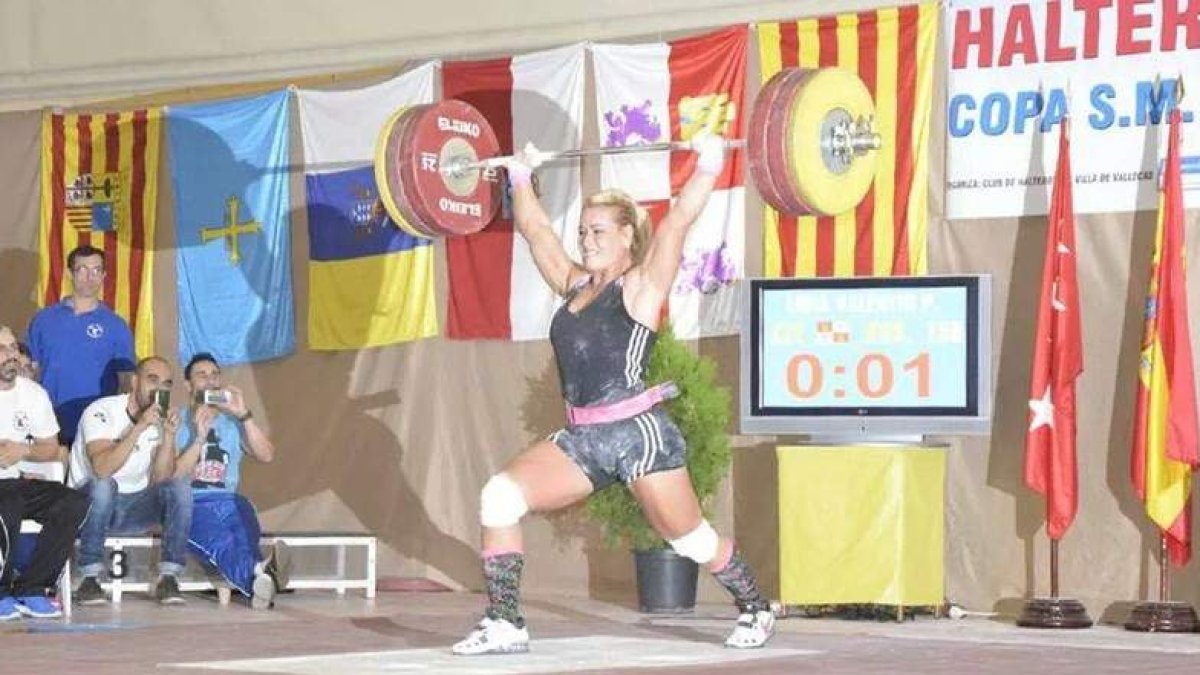 La haltera berciana Lidia Valentín en el momento de superar una de sus plusmarcas nacionales.