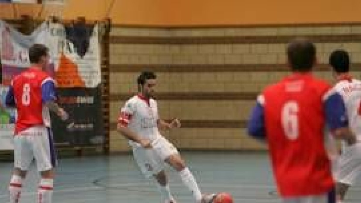 Toni recibió ayer el trofeo al mejor jugador de fútbol sala del Ayuntamiento de San Andrés