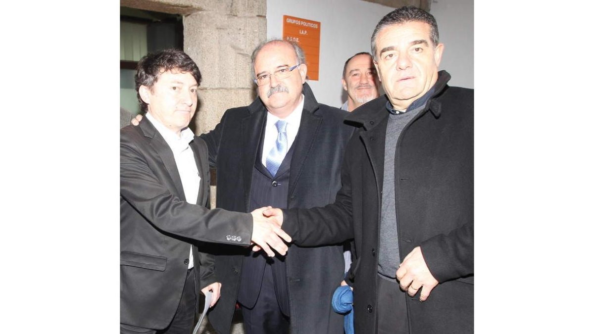 Samuel Folgueral e Ismael Álvarez se saludan en presencia de Emilio Cubelos.