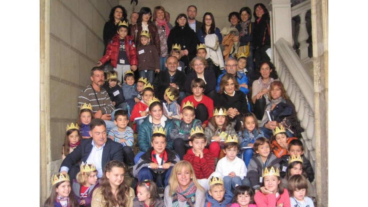 Los participantes del Marcapáginas en la Diputación con Isabel Carrasco.