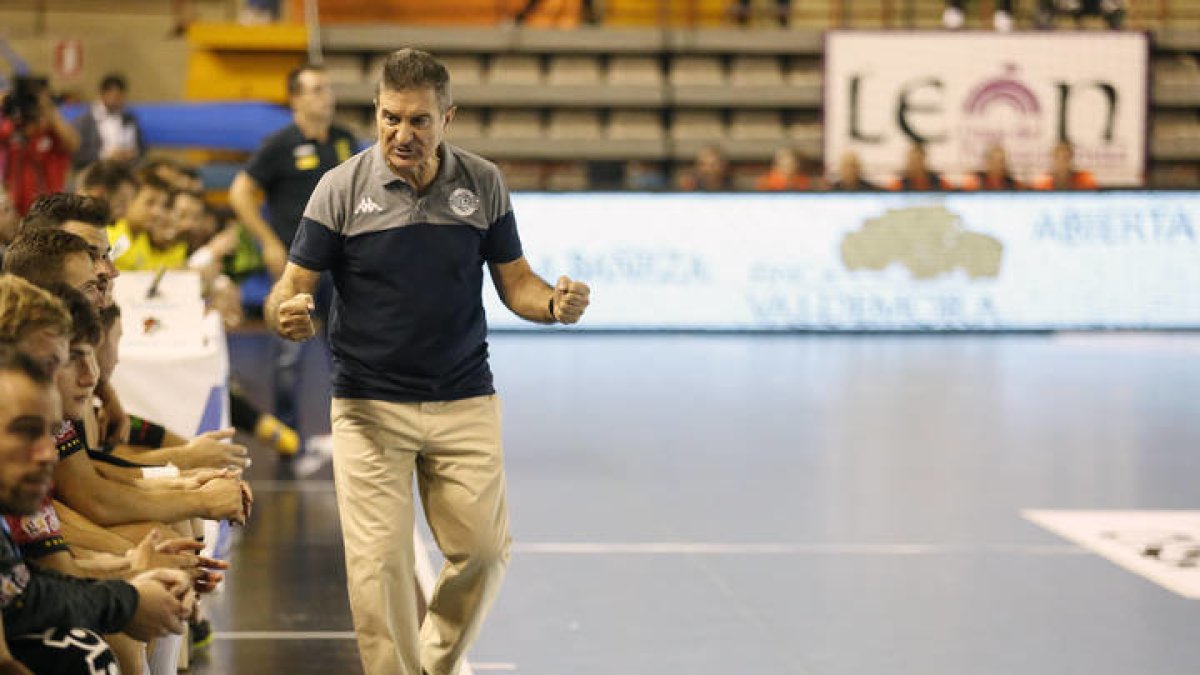 Partido de balonmano entre el Ademar León y el Bidasoa. F. Otero Perandones.