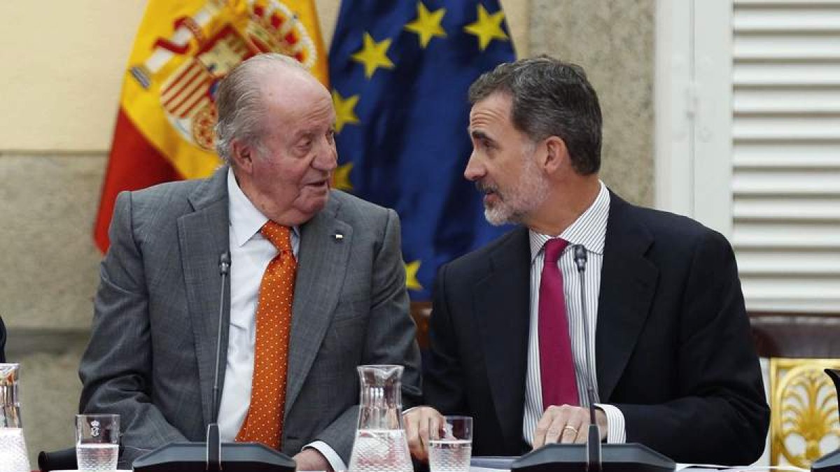 El rey emérito, Juan Carlos I, junto a su hijo el rey Felipe VI, en una imagen de archivo.