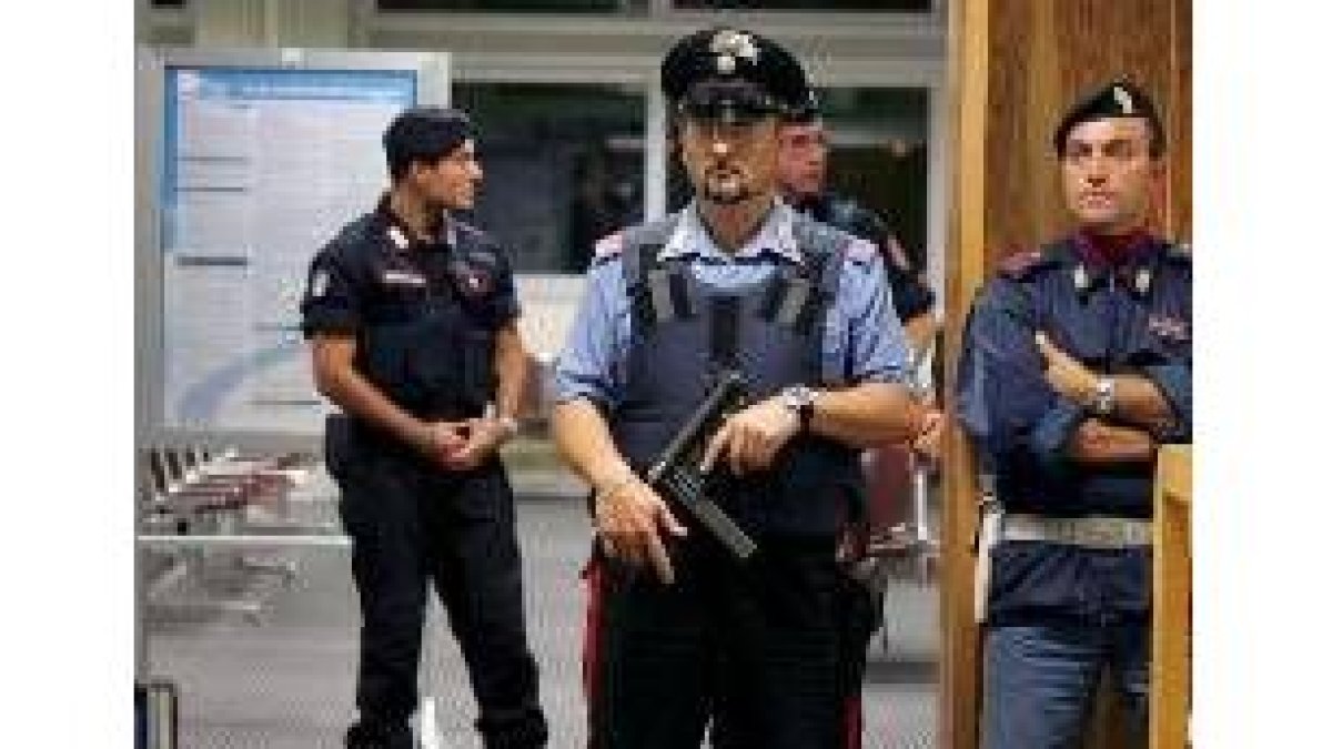 Un grupo de carabinieri vigilan el aeropuerto italiano de Brindisi