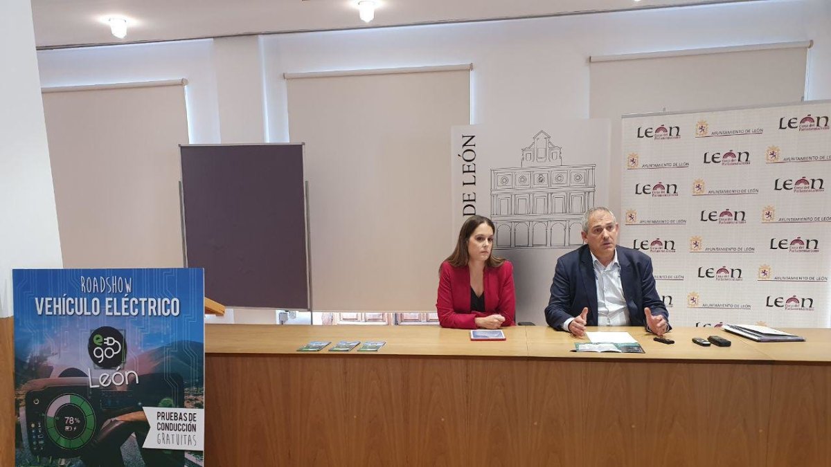 El concejal de Régimen Interior, Movilidad y Deportes, Vicente Canuria detalló la evolución en las ventas de vehículos eléctricos en León. CÉSAR.