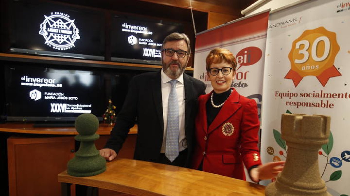 Marcelino Sión y María Jesús Soto en la presentación del Concurso de Ajedrez y Finanzas. RAMIRO