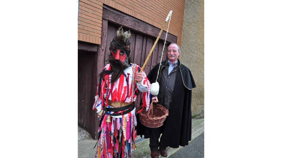 El Guirrio de Reyes de Santa Olaja, junto a su inseparable ‘andador’.