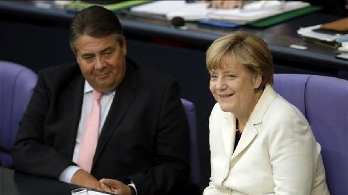 Angela Merkel, junto a su vicecanciller y líder del SPD, Sigmar Gabriel, en el Bundestag.