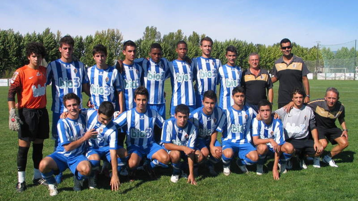 Formaciones de la Deportiva juvenil, arriba, infantil, en el centro, y del Valladolid infantil.