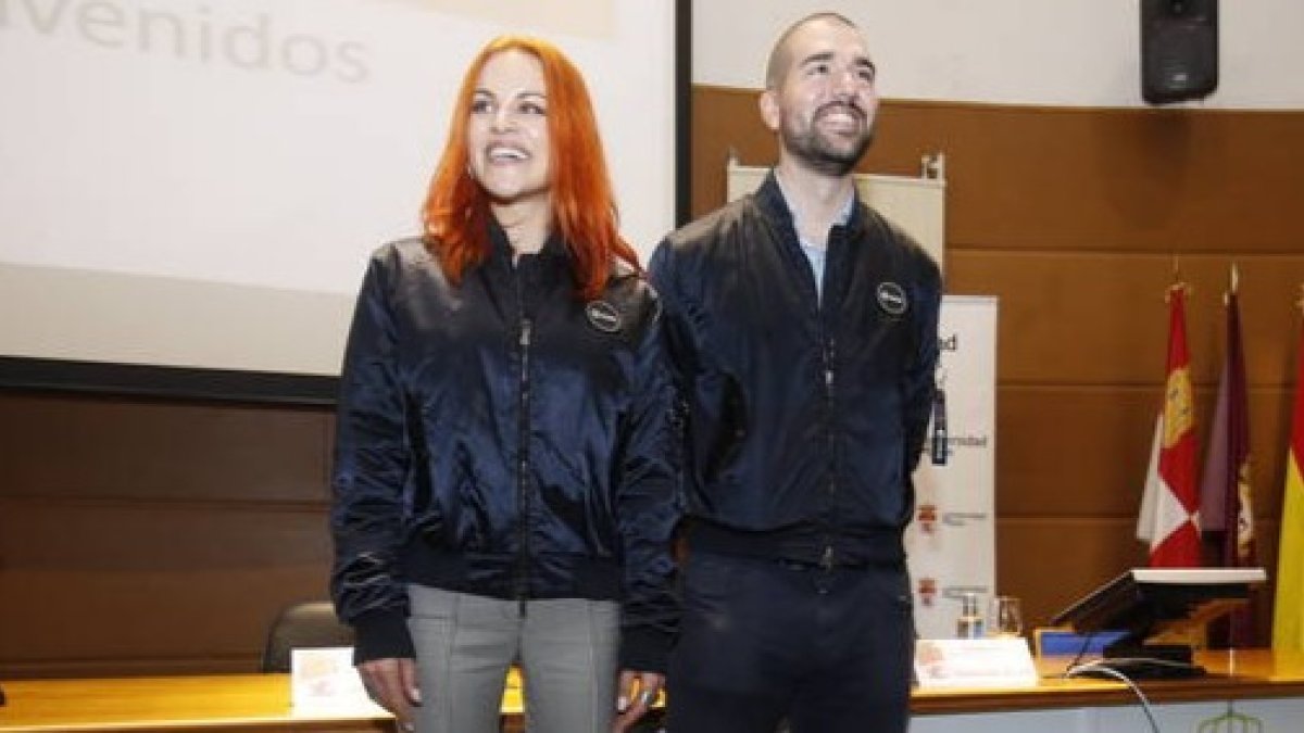 Sara García y Pablo Álvarez en su visita a la Universidad de León. RAMIRO