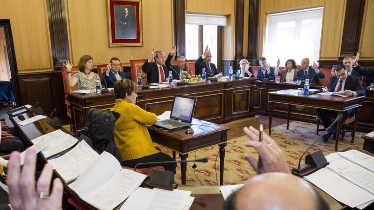 Una de las votaciones realizadas en el Pleno de ayer en San Marcelo. F. OTERO PERANDONES