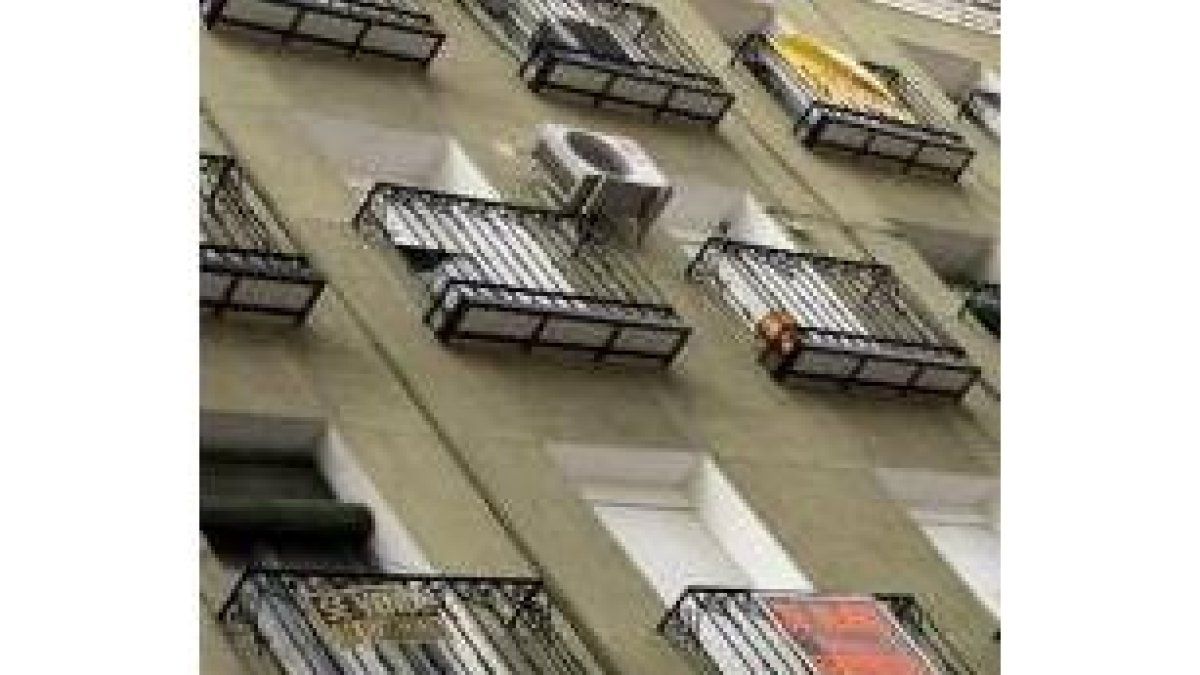 Imagen de un edificio en el que se venden varias viviendas