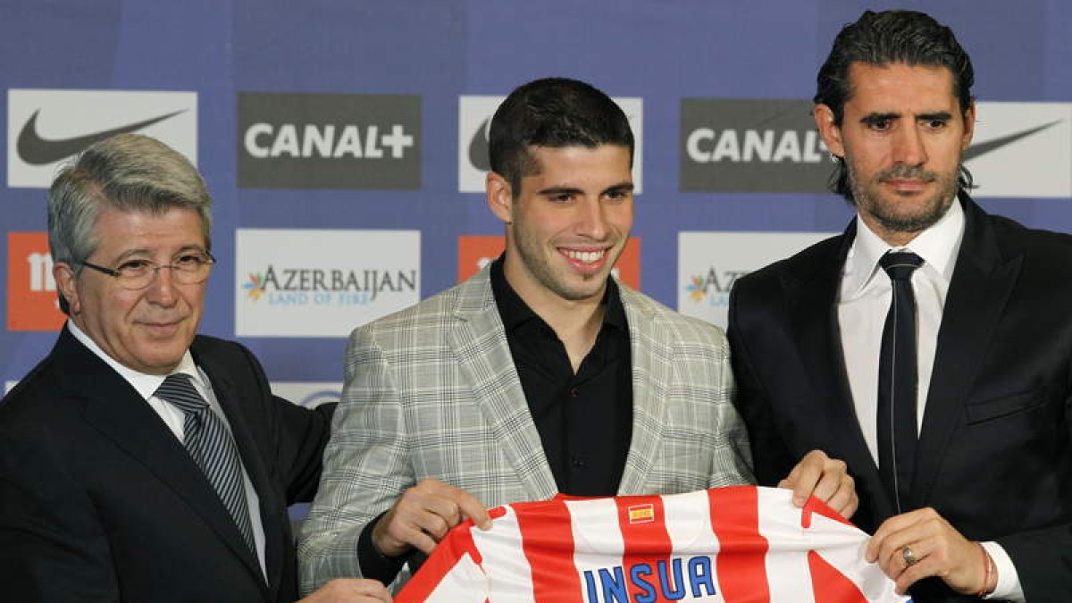 Emiliano Insua, durante su presentación con el Atlético.