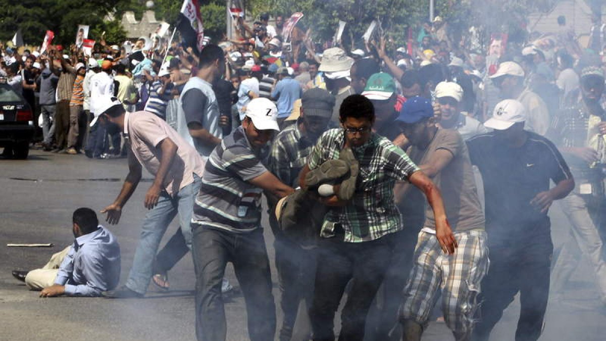 Simpatizantes de Mursi trasladan a un compañero disparado por el Ejército egipcio.
