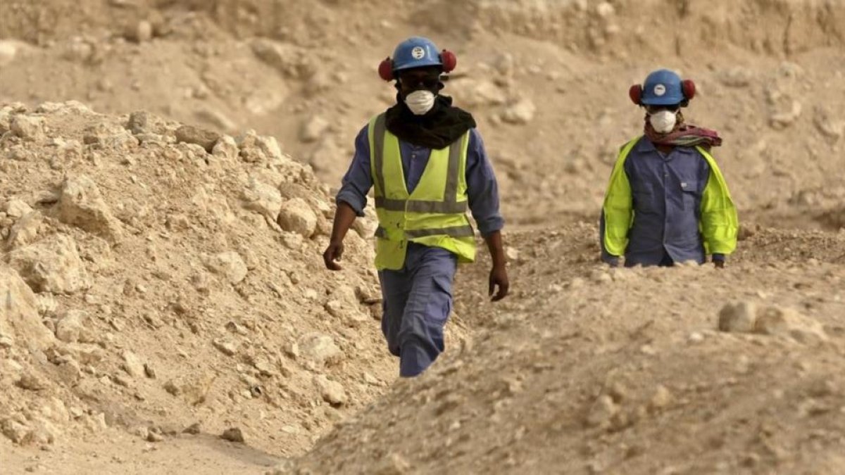 Dos trabajadores del estadio Al-Wakra de Catar, una de las sedes del Mundial del 2022.