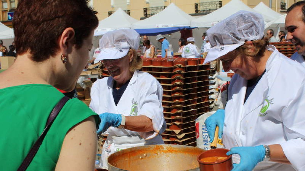 La Alubiada, bajo la dirección del chef Paco Rubio, alma mater del evento, convertirá la plaza Mayor en una enorme cocina al aire libre. Los fogones empezarán a caldearse desde bien temprano para que a las 13.30 arranque el reparto que, en esta ocasión, e
