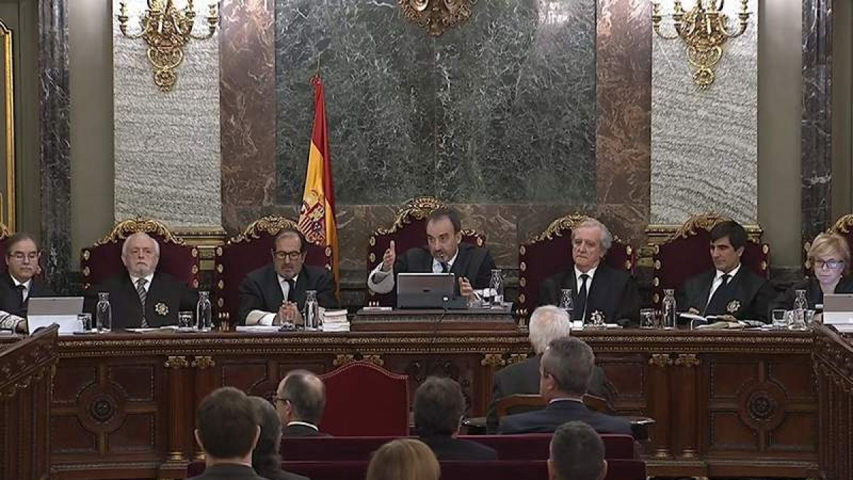 El presidente del tribunal que enjuicia la causa del ‘procés’, Manuel Marchena, en el centro. EFE