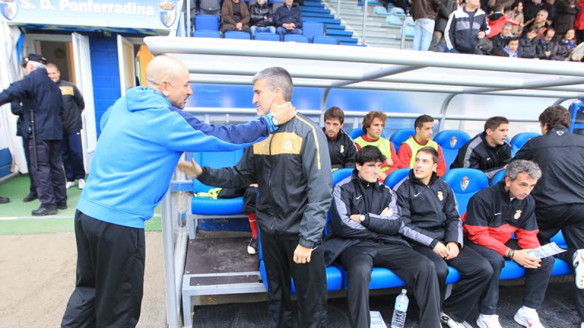 Claudio y Olabe se saludan en presencia del ex blanquiazul Antía.