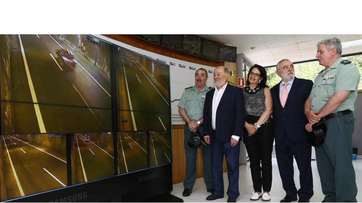 Las delegaciones asturiana y leonesa observan las pantallas gigantes que controlan el túnel de El Negrón (4,2 kilómetros).