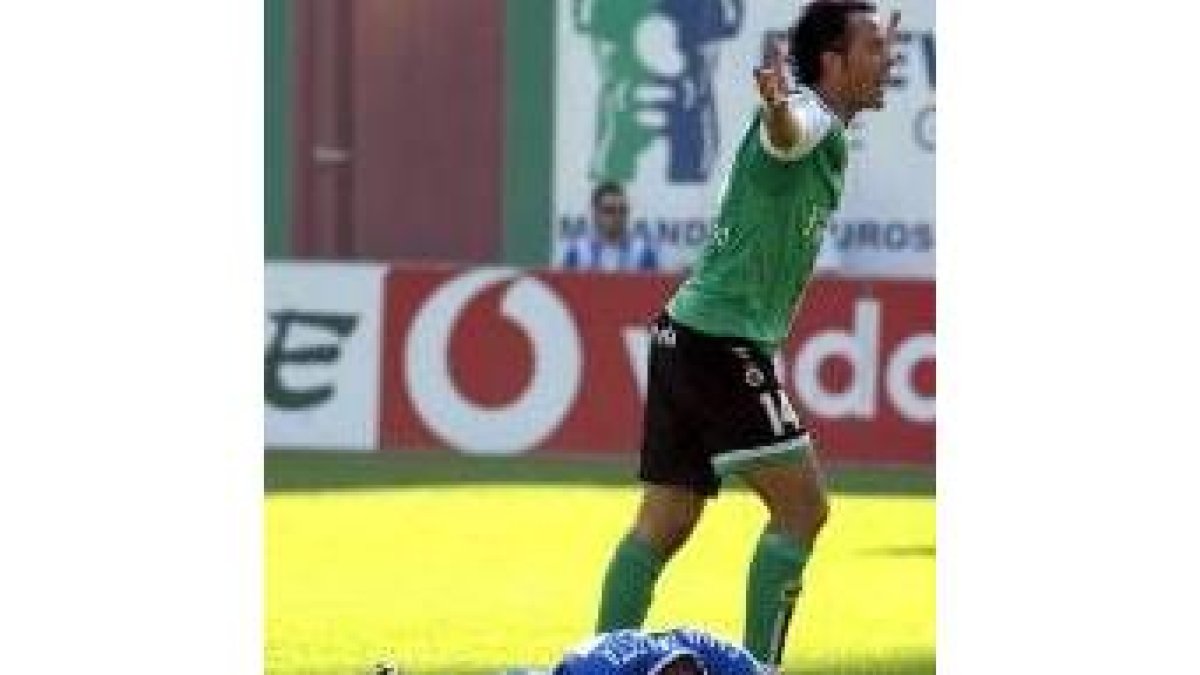 Salva Ballesta llora desconsolado en el suelo al acabar el partido