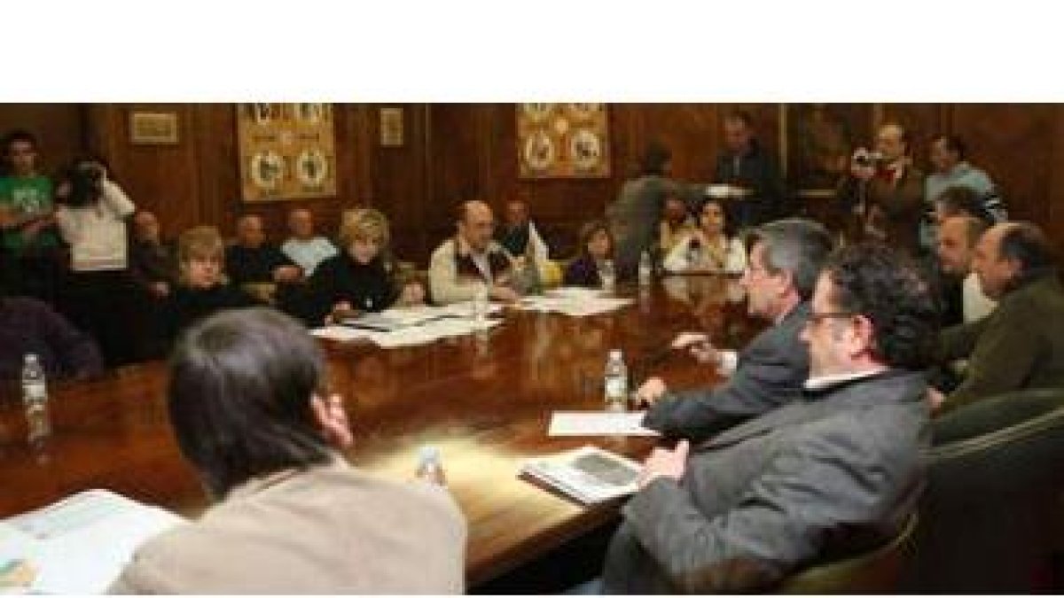 El alcalde, el vicealcalde y los ediles de Participación Ciudadana y Vivienda explicaron a los casi