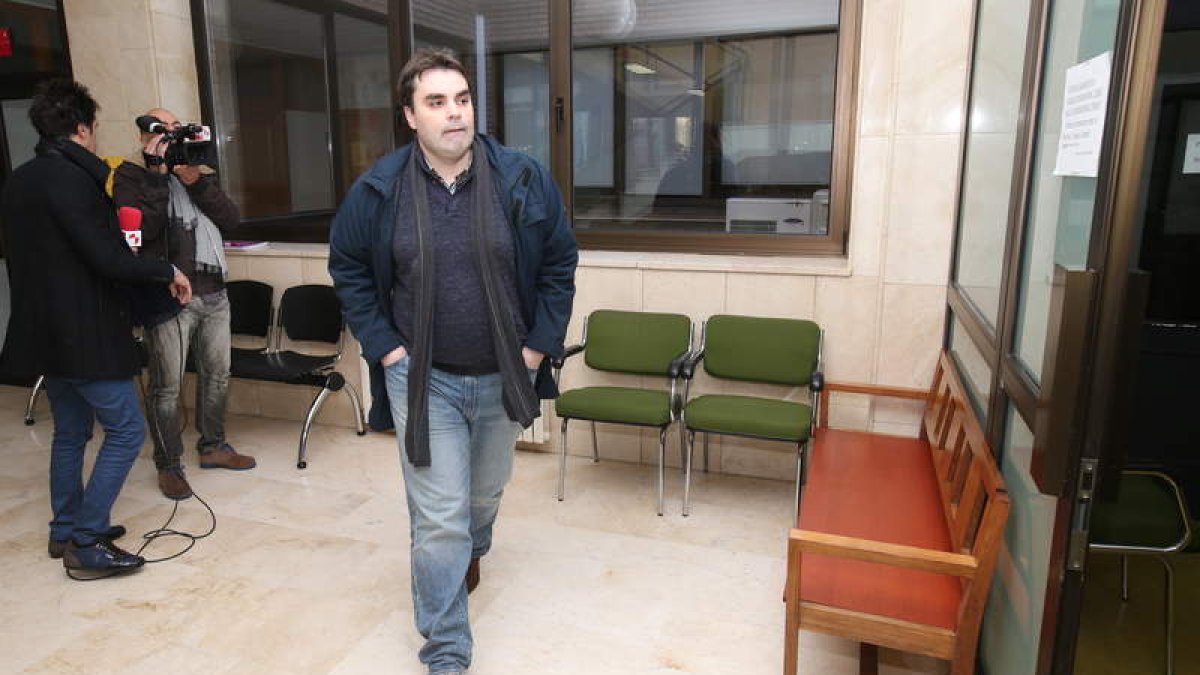 Sergio Álvarez, ayer minutos antes de entrar a declarar ante la jueza del número 8. l. de la mata