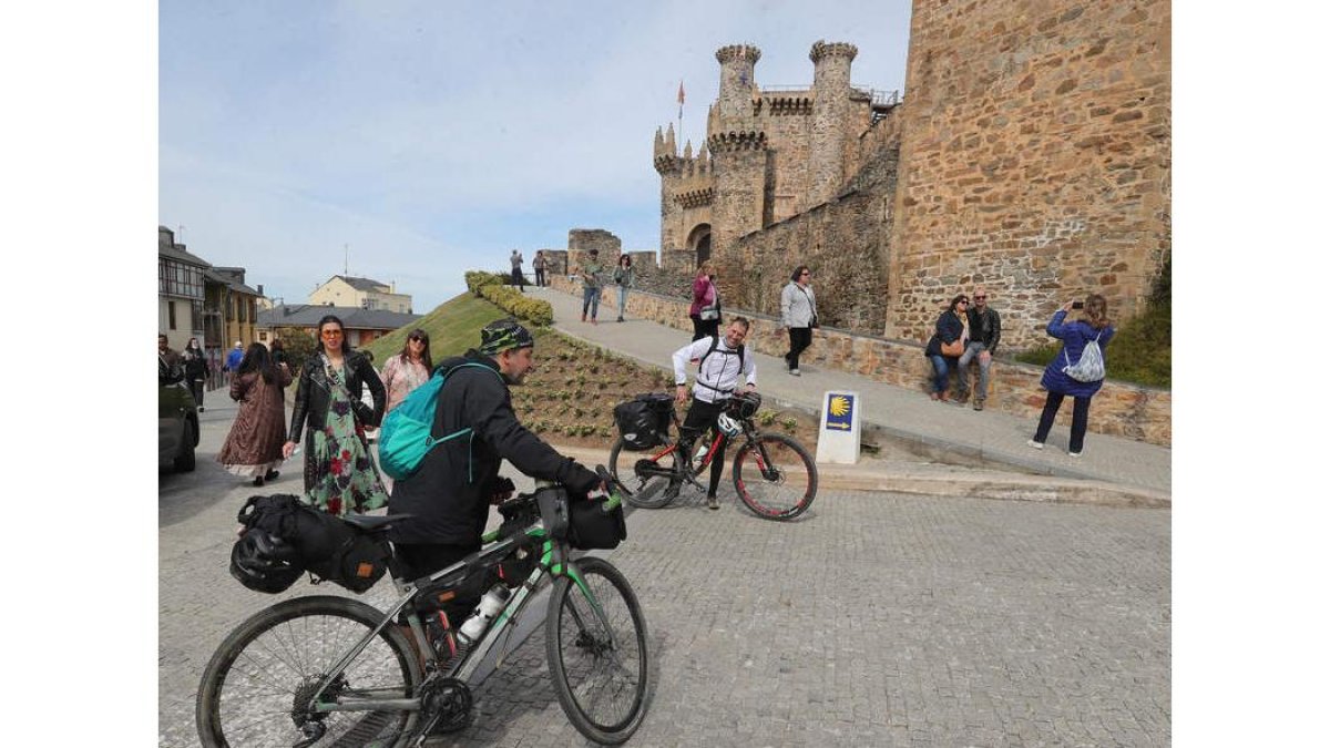 Cicloturistas ante el Castillo de Ponferrada. L. DE LA MATA