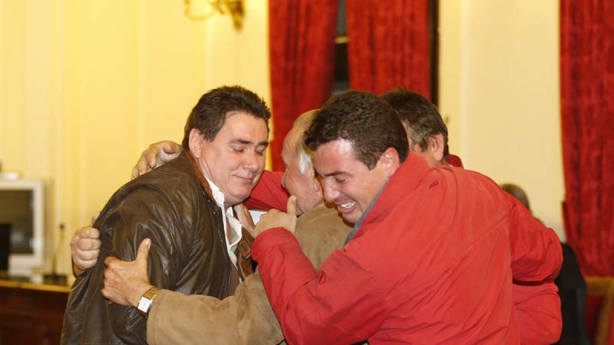 El celador, abrazado por su familia en noviembre de 2013, tras su absolución en la Audiencia.