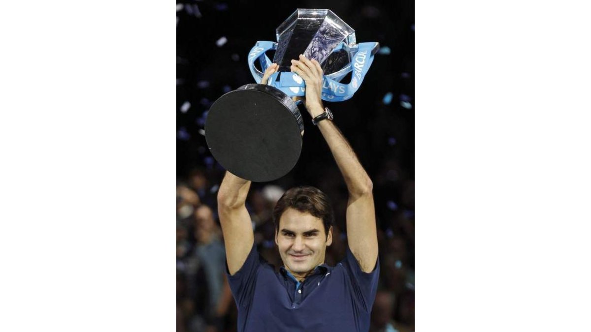 Federer levanta el trofeo de campeón en la Copa Masters.