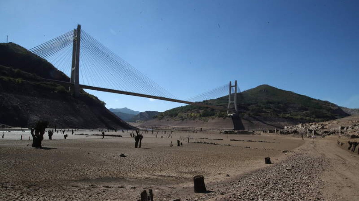 Vista del embalse de Los Barrios de Luna durante la sequía del año pasado. RAMIRO