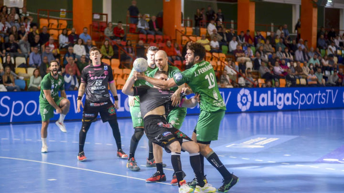 El Abanca Ademar cedió el final en un partido en el que tuvo sus opciones para ganar. ALBERTO LILLO