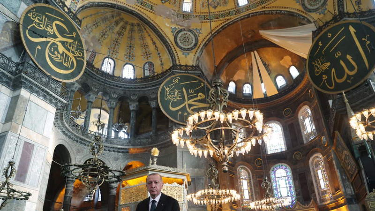 El presidente turco en una Santa Sofía ya islamizada. TURQUISH PRESIDENT HANDUOT
