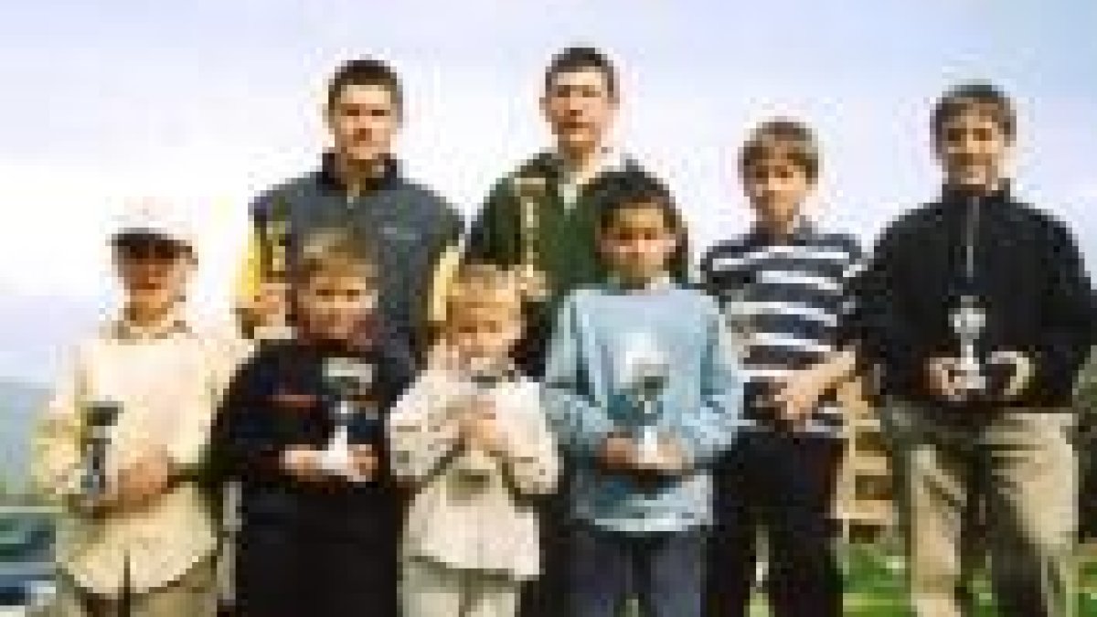 Los vencedores del Torneo posan con sus trofeos